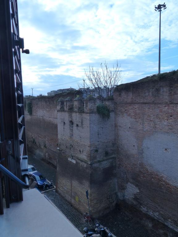 Between Termini & Colosseo Рим Екстер'єр фото