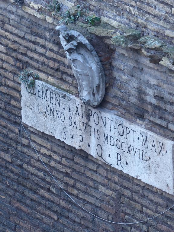 Between Termini & Colosseo Рим Екстер'єр фото