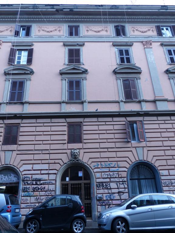 Between Termini & Colosseo Рим Екстер'єр фото