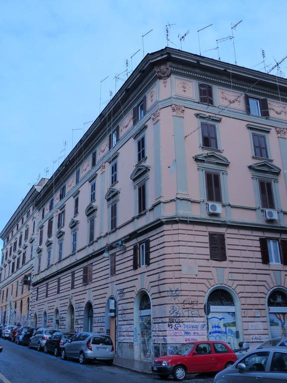 Between Termini & Colosseo Рим Екстер'єр фото
