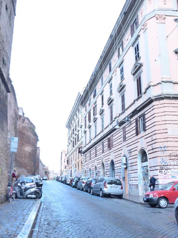 Between Termini & Colosseo Рим Екстер'єр фото
